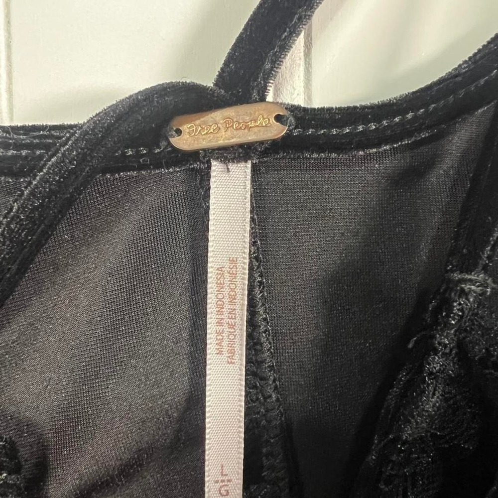 Grunge, whimsical goth, Y2K, boho,90s
Free people "Ellie" Velvet Dual Lace Cam - Picture 6 of 6